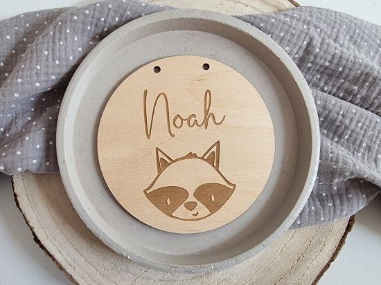 Personalisiertes Türschild Namensschild aus Holz inklusive Gravur und Namen - süßer Waschbär