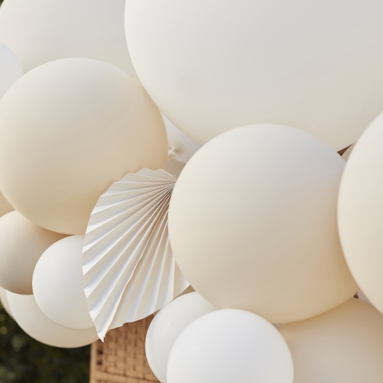 Ginger Ray - DIY Ballongirlanden-Set - Nude & weiß inklusive Papierfächer