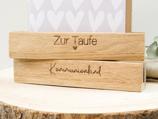 Kartenhalter - Bildhalter aus Holz mit hochwertiger Lasergravur personalisiert - mit Name und Jahreszahl