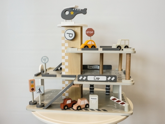 Tryco - Parkhaus aus Holz - inklusive 4 Autos und Zubehör - personalisierbar