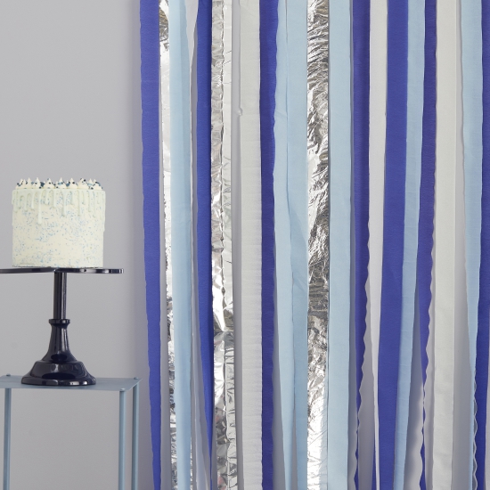 Ginger Ray - Vorhang Hintergrund blaue und silberne Luftschlangen